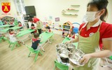 Cận cảnh bữa ăn bán trú của học sinh trong ngày đầu đi học